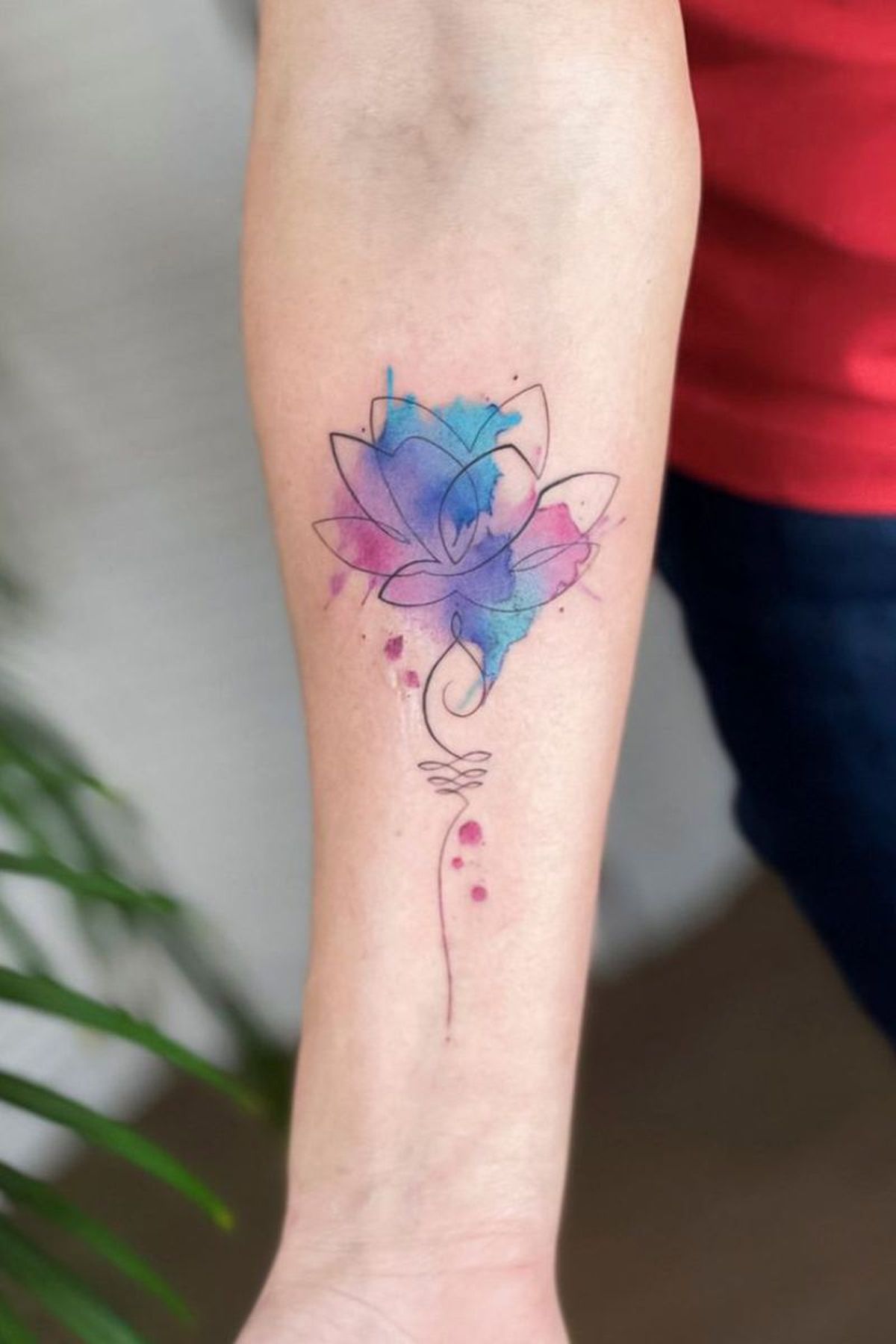 Tatuaje de una flor de loto de estilo acuarela