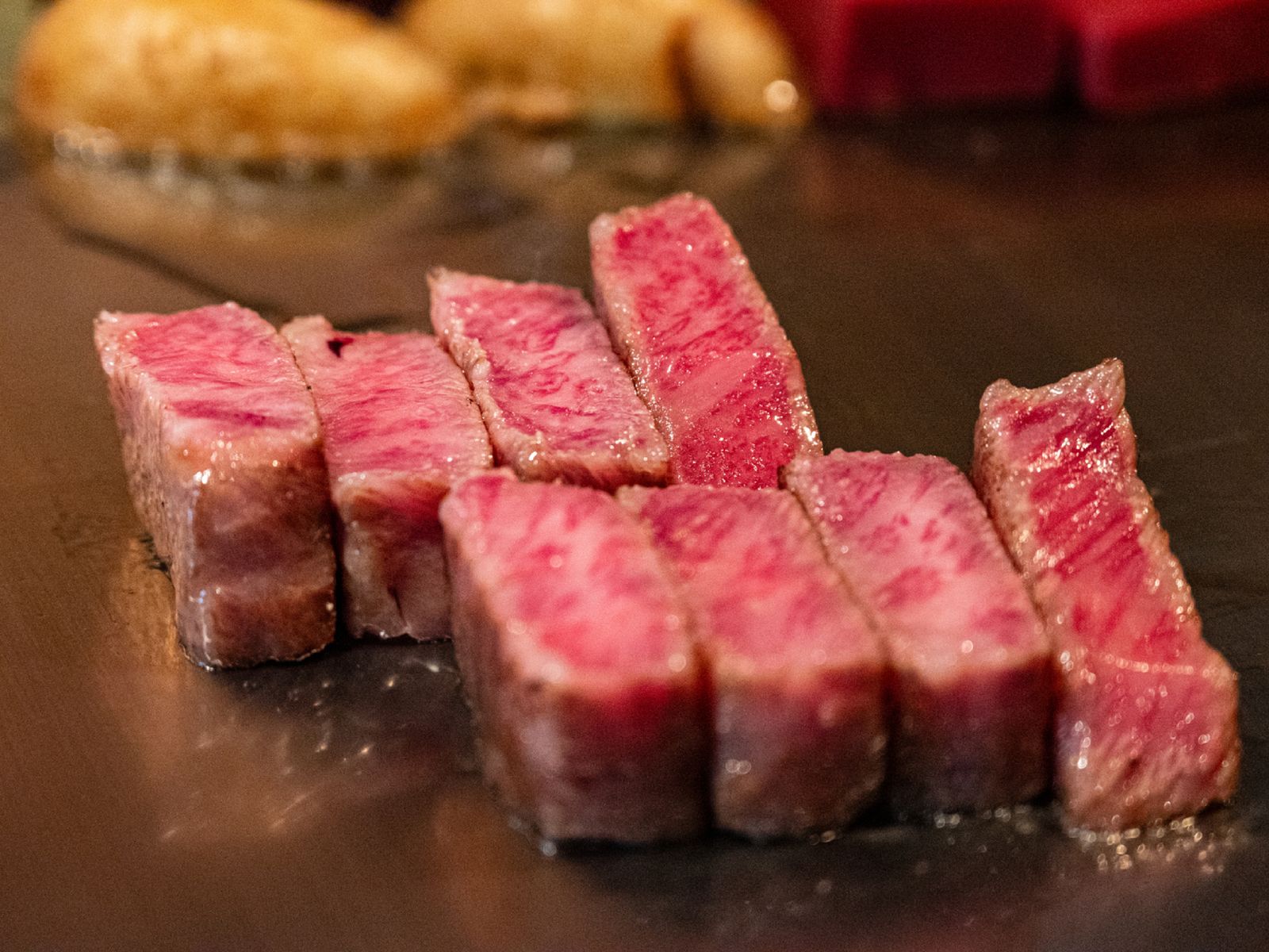 El wagyu destaca por su infiltración grasa, responsable de su textura tierna y sabor profundo.