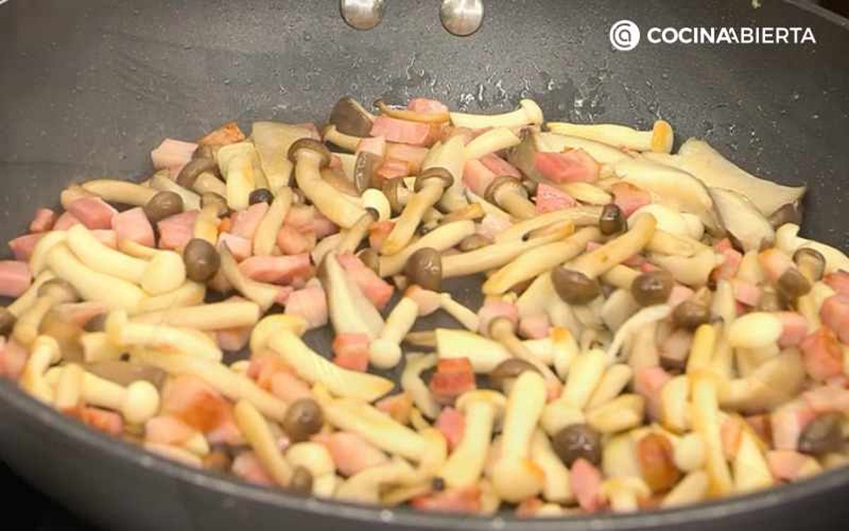 Saltea las setas con el beicon