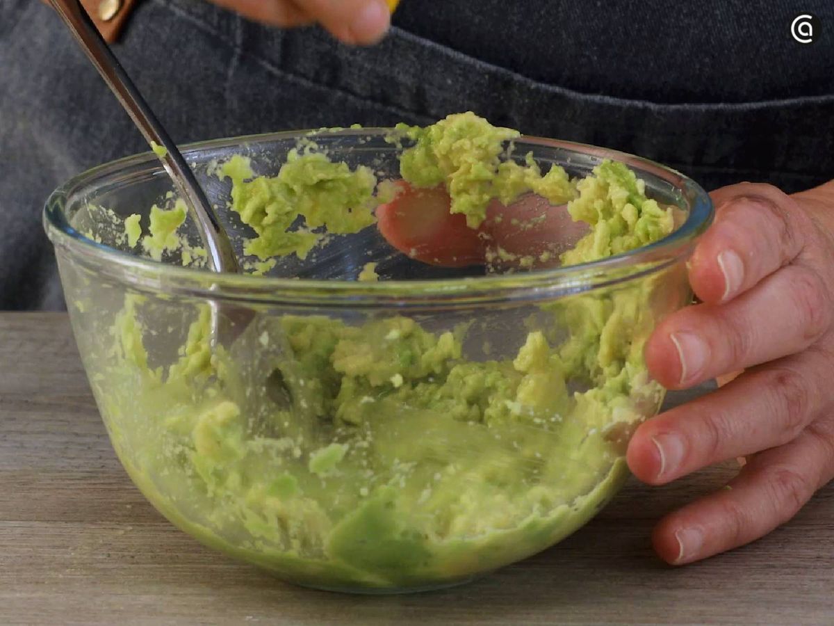 Machaca el aguacate con un poco de zumo de limón