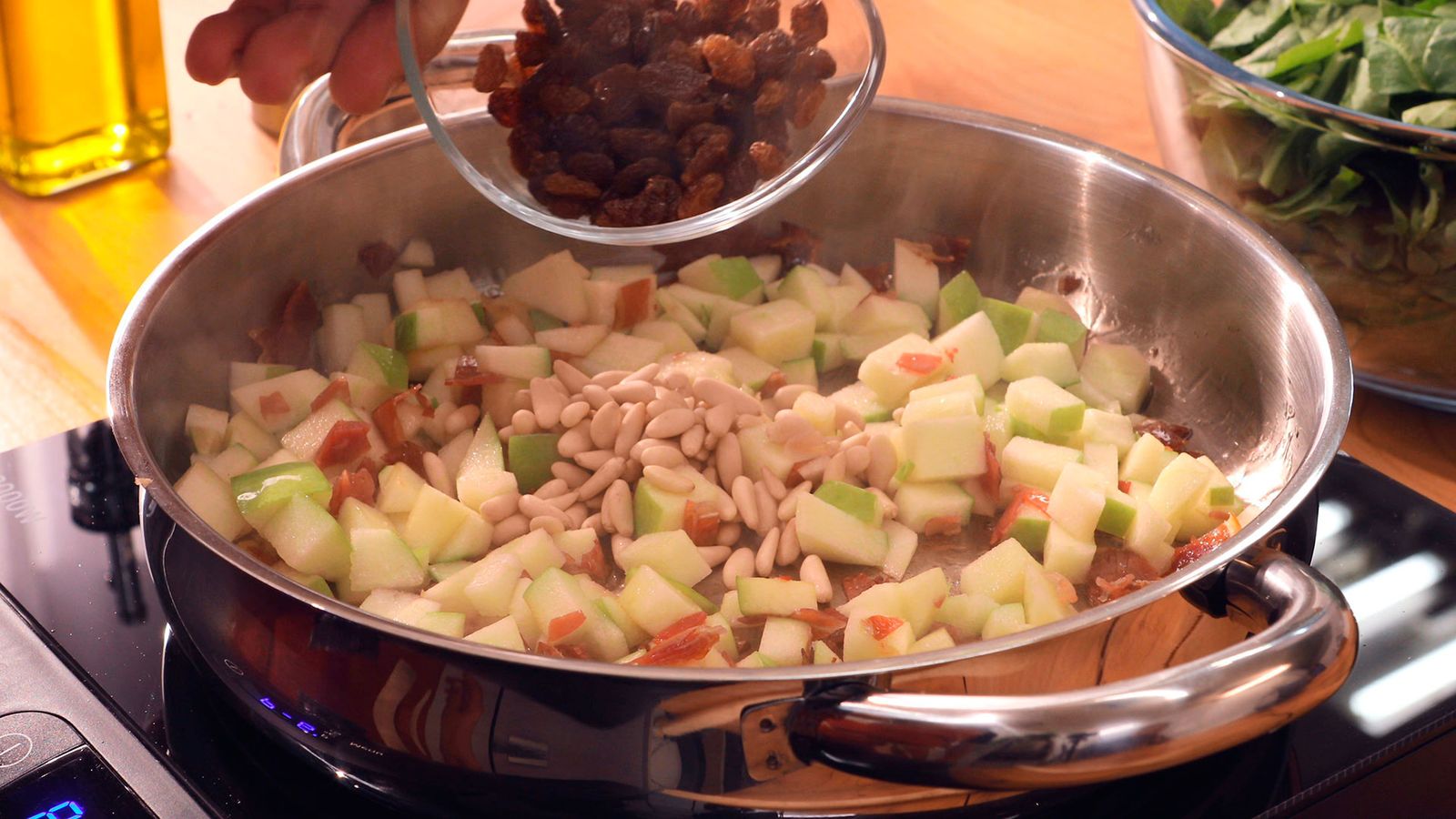 Espinacas salteadas con manzana, piñones y pasas Paso 2 Espinacas salteadas con manzana, piñones y pasas Paso 2