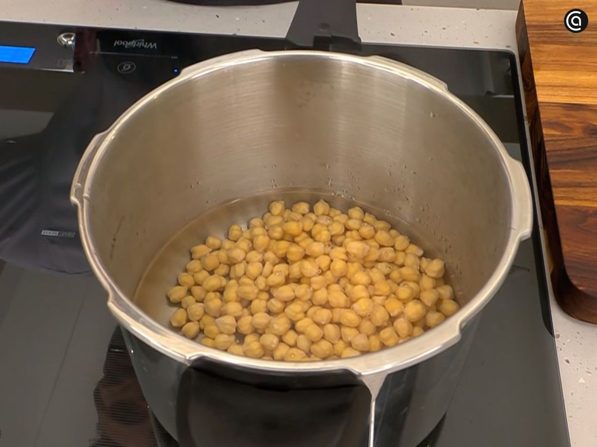 Cocina los garbanzos en la olla rápida hasta que estén tiernos