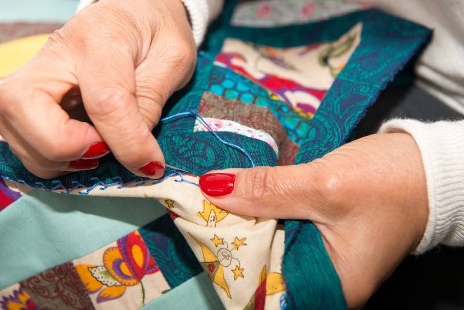 Mujer cosiendo una almazuela. Mujer cosiendo una almazuela.