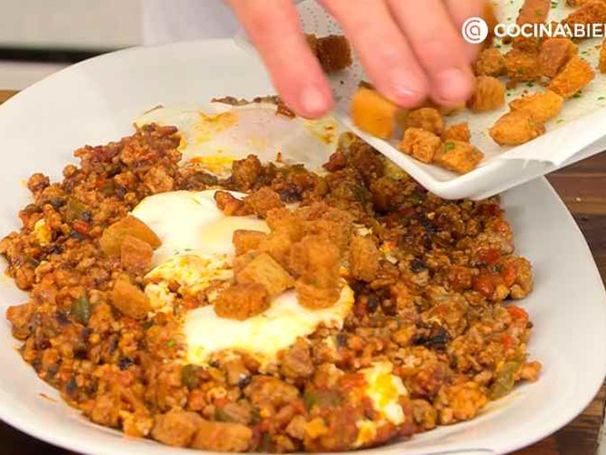Sirve y decora los huevos al plato con picatostes