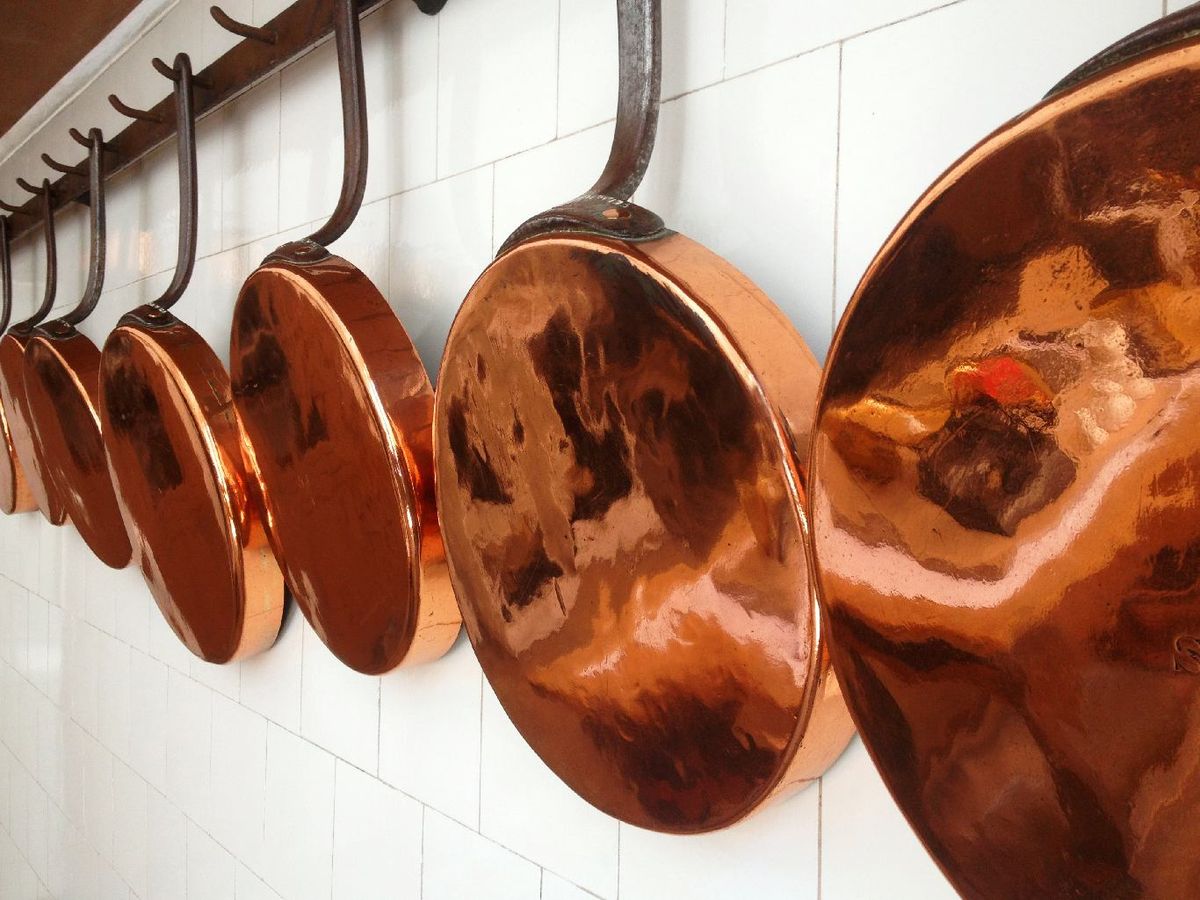 Las sartenes de cobre deben pulirse con regularidad