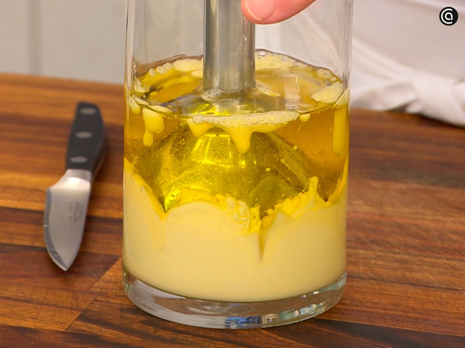 Tritura todo junto hasta obtener una mahonesa de ajo cremosa