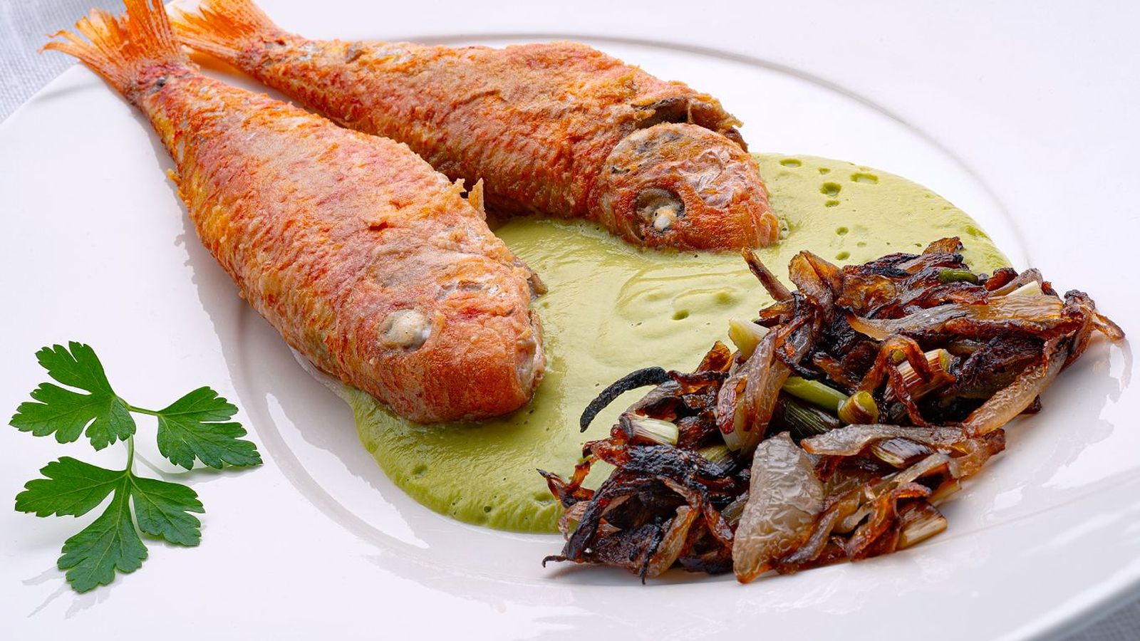 Salmonetes fritos con crema de guisantes, receta de Karlos Arguiñano