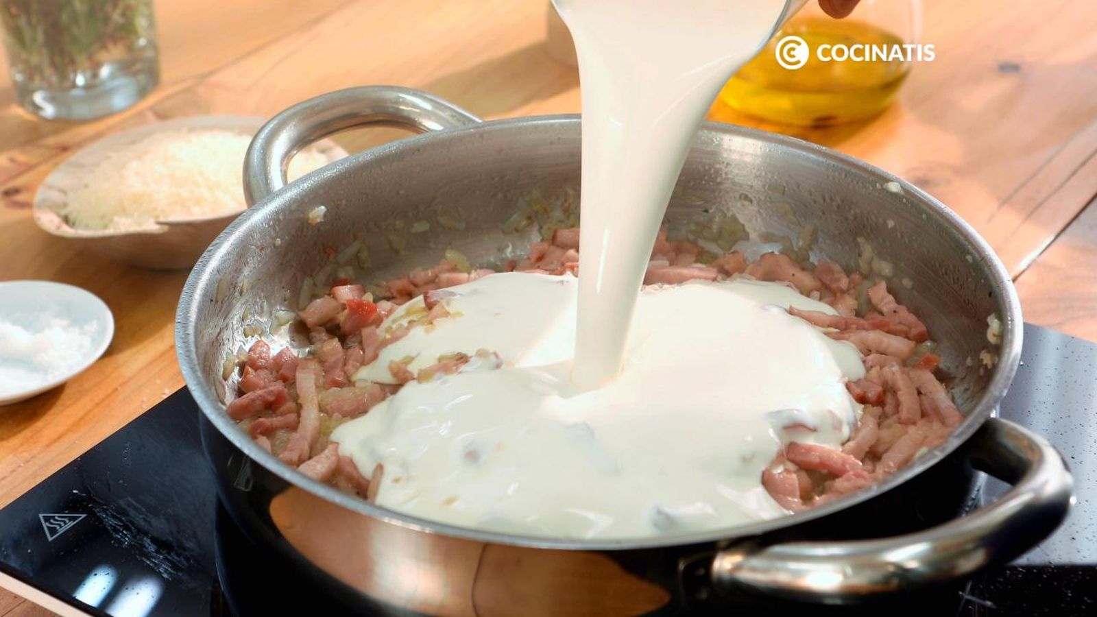 Agregamos la nata a la cazuela con el bacon y la cebolla