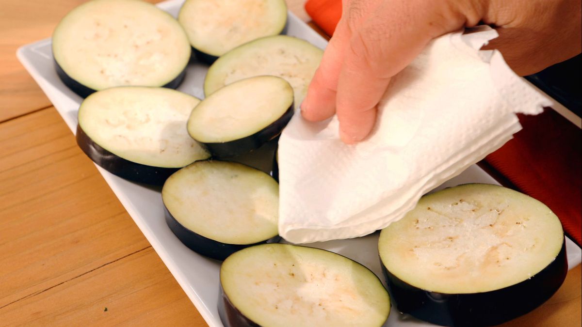 Deja reposar las rodajas de berenjena para eliminar el amargor