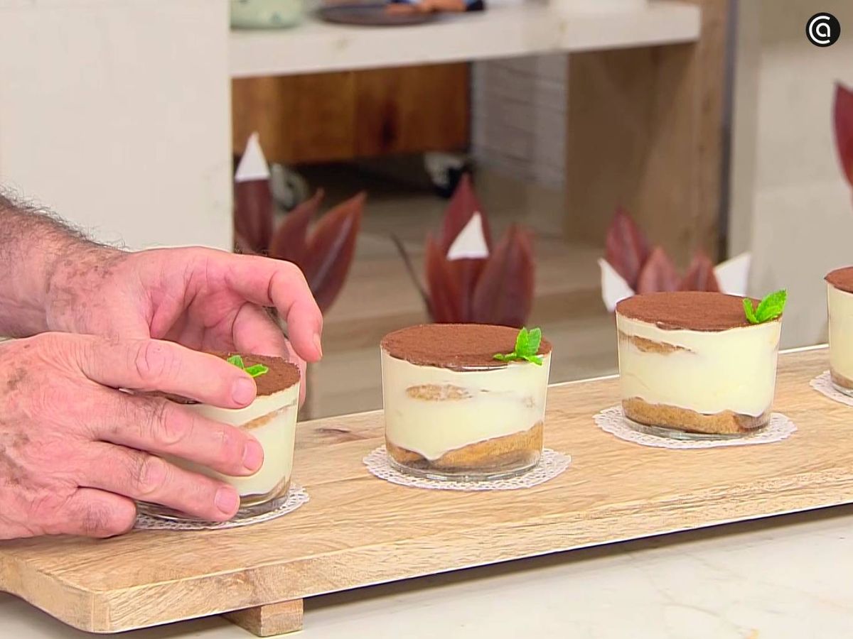 Espolvoréalos con el cacao y adórnalos