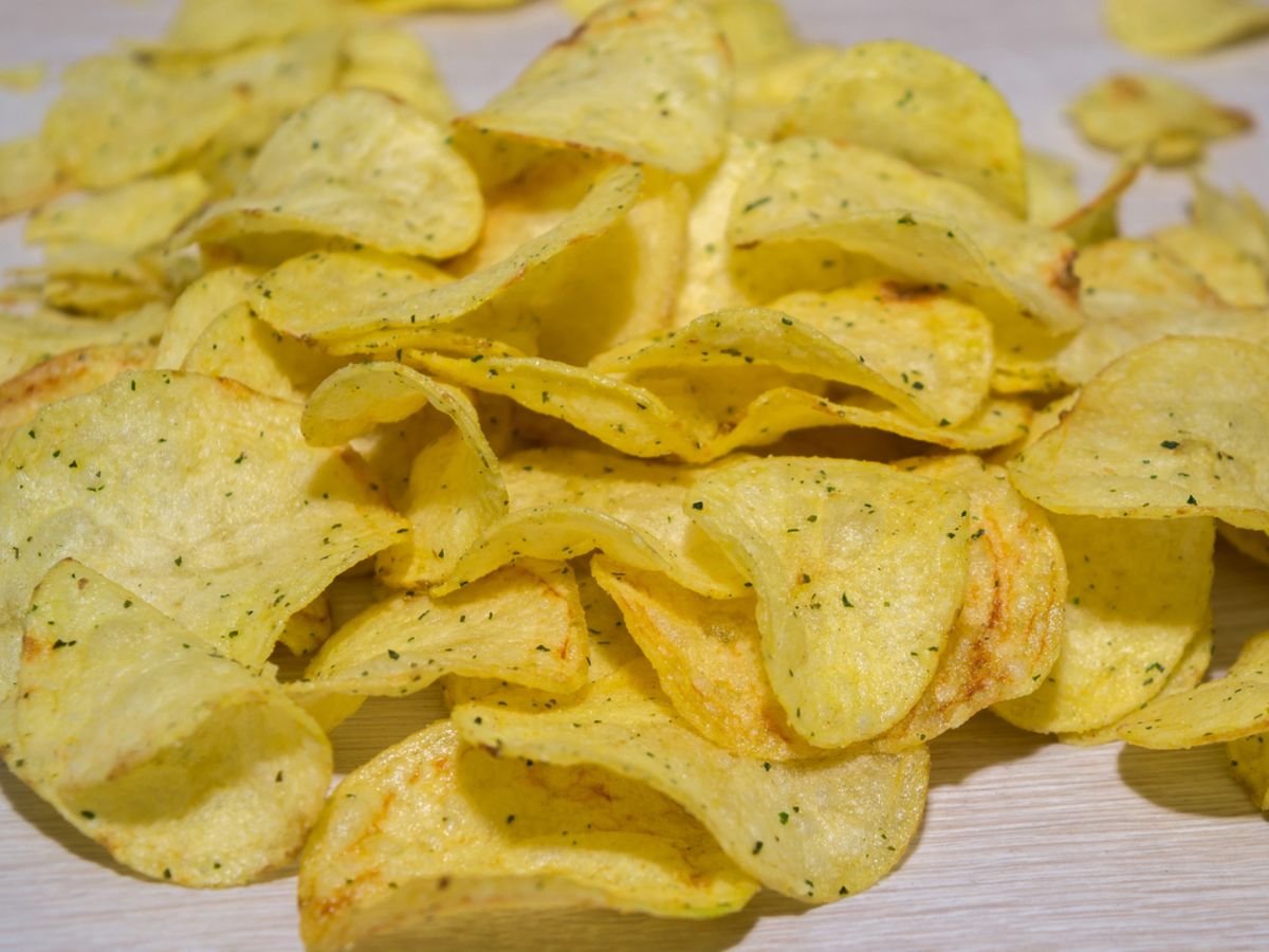 El corte y las especias son claves a la hora de disfrutar de unas patatas chips crujientes y personalizadas a tu gusto.