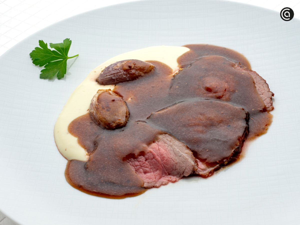 El roast beef admite salsas suaves que respetan la textura y la intensidad del vacuno.