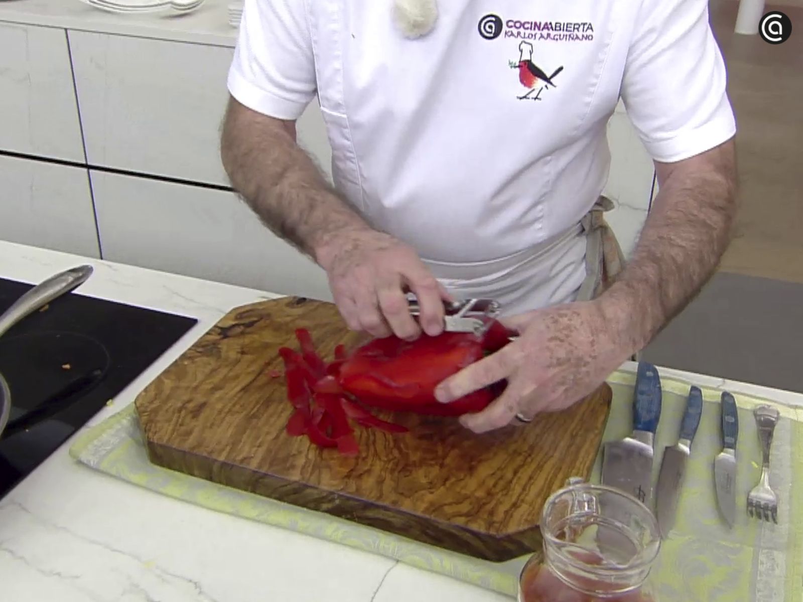 Pela el pimiento con un pelador de patatas