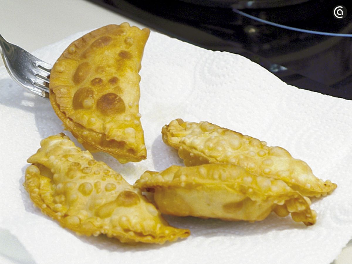 Coloca las empanadillas sobre un papel absorbente antes de servir