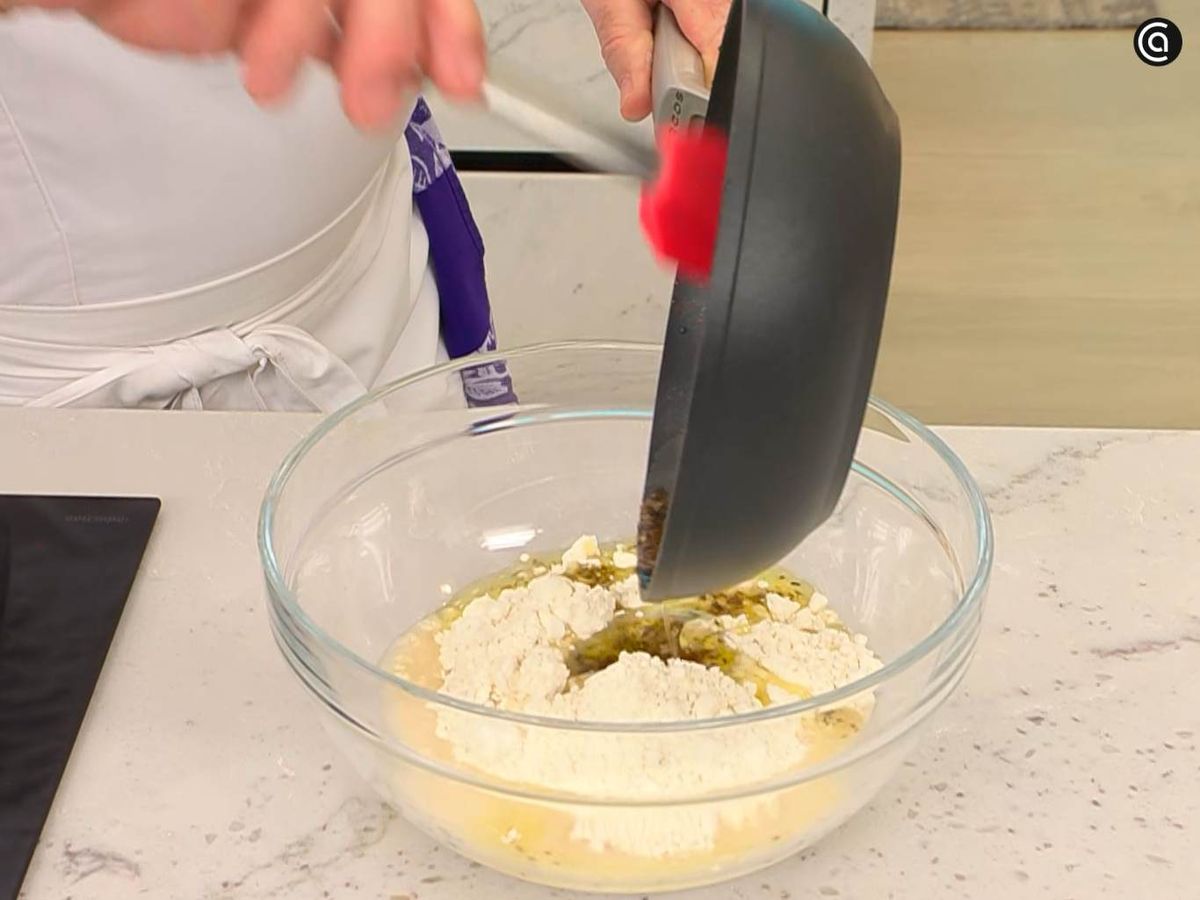 Mezcla el aceite aromatizado con la harina