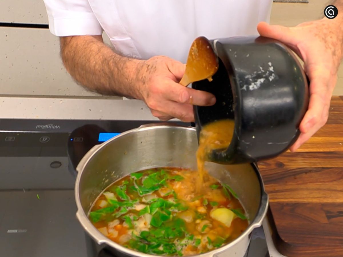 Haz un majado de ajo, almendras y comino; incorpóralo al potaje para darle sabor