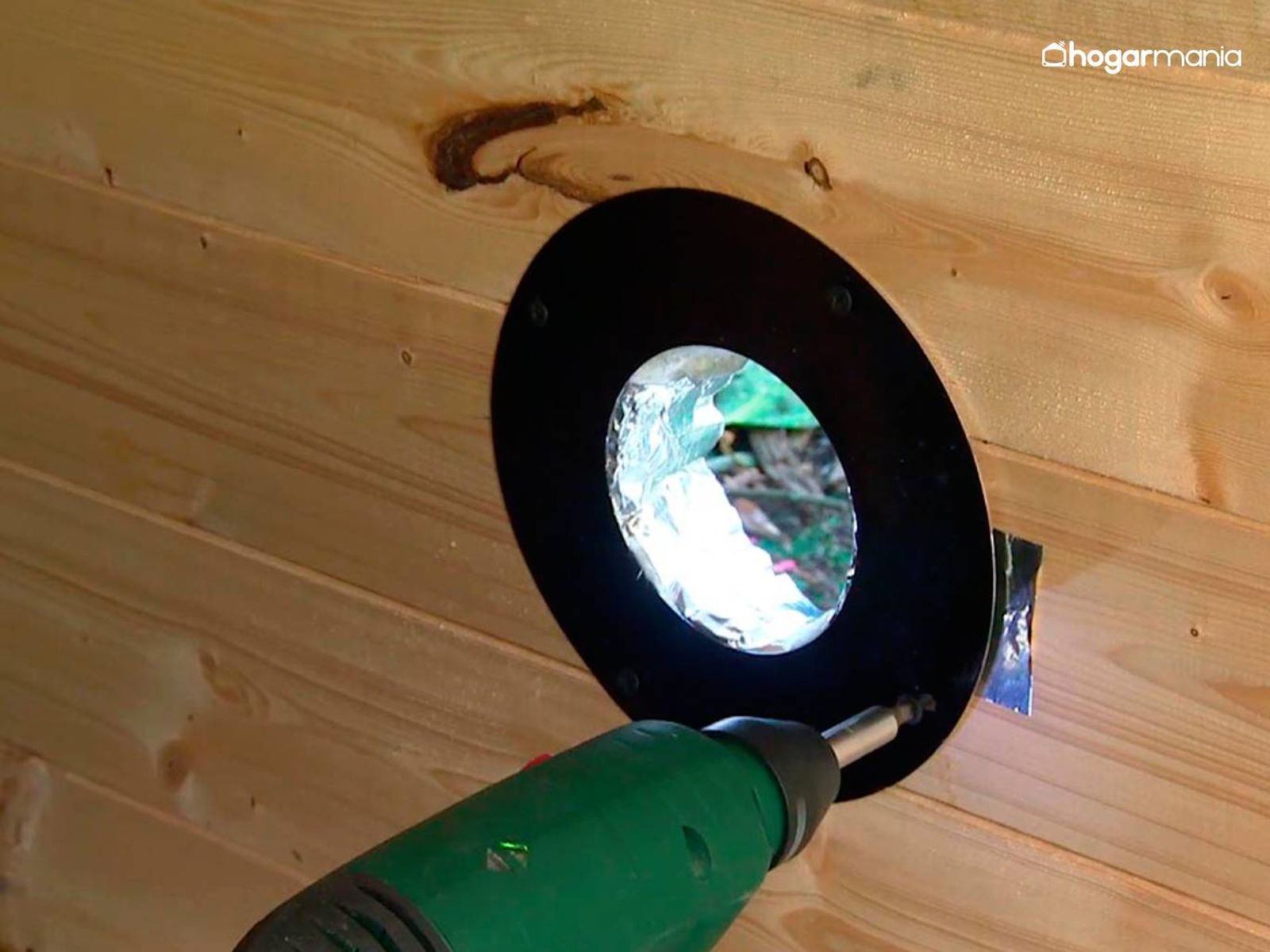 Coloca el embellecedor