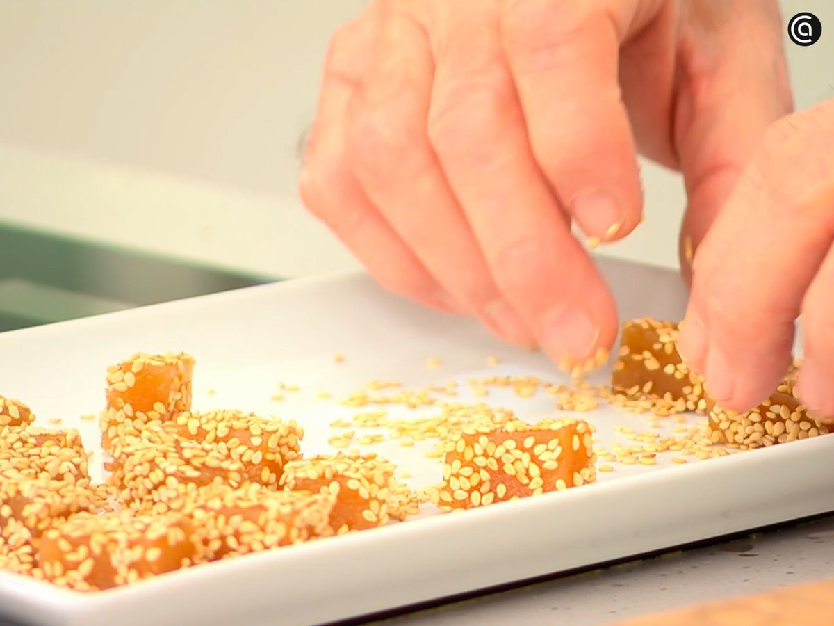 Reboza los dados de membrillo en semillas de sésamo