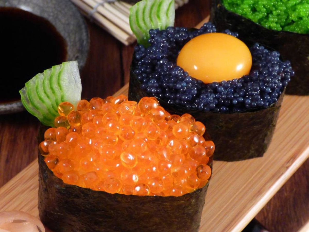 El gunkan, ideal para huevas y rellenos sueltos, destaca por su forma de "barco".