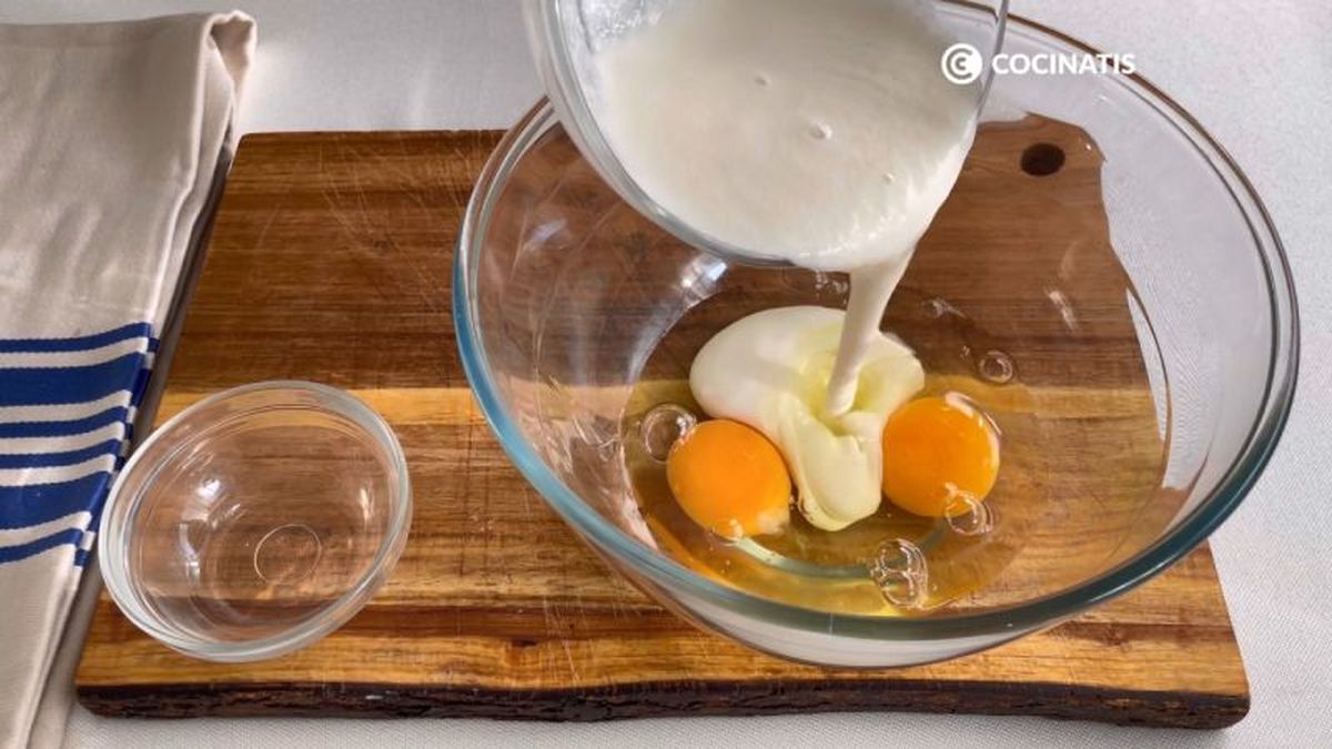 Mezclamos el suero de leche con los huevos
