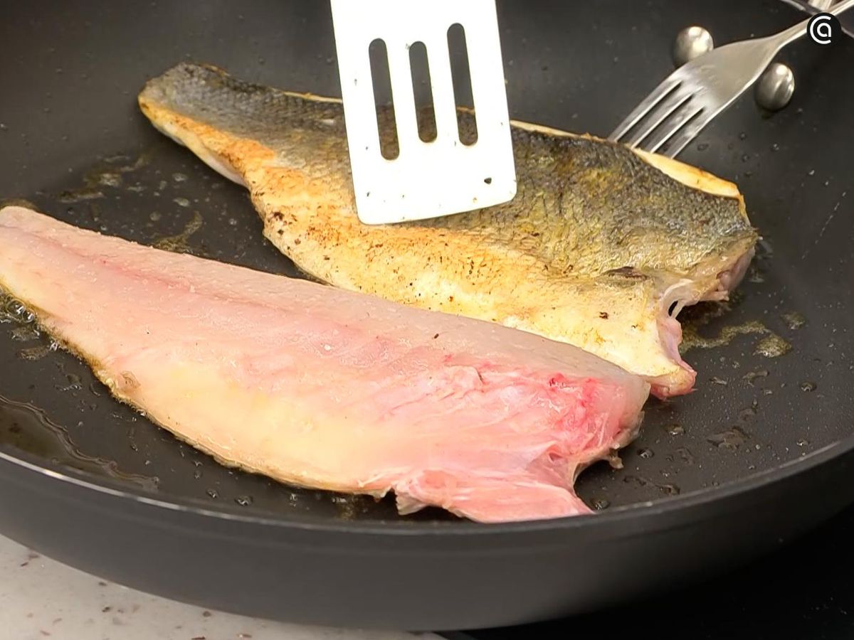 Dora la lubina en una sartén