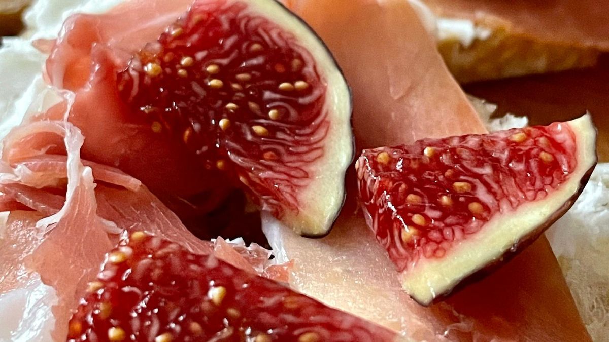 Bocadillo de jamón con higos y queso