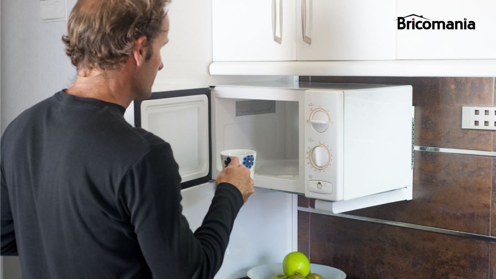 Soporte para microondas de pared en la cocina