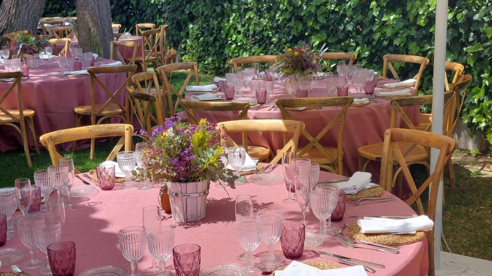 mesas rosas  jardin