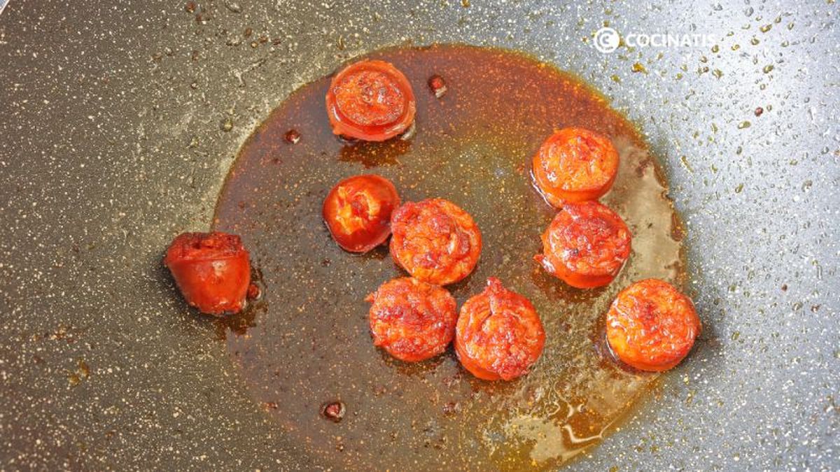 Chorizo frito para gachas manchegas