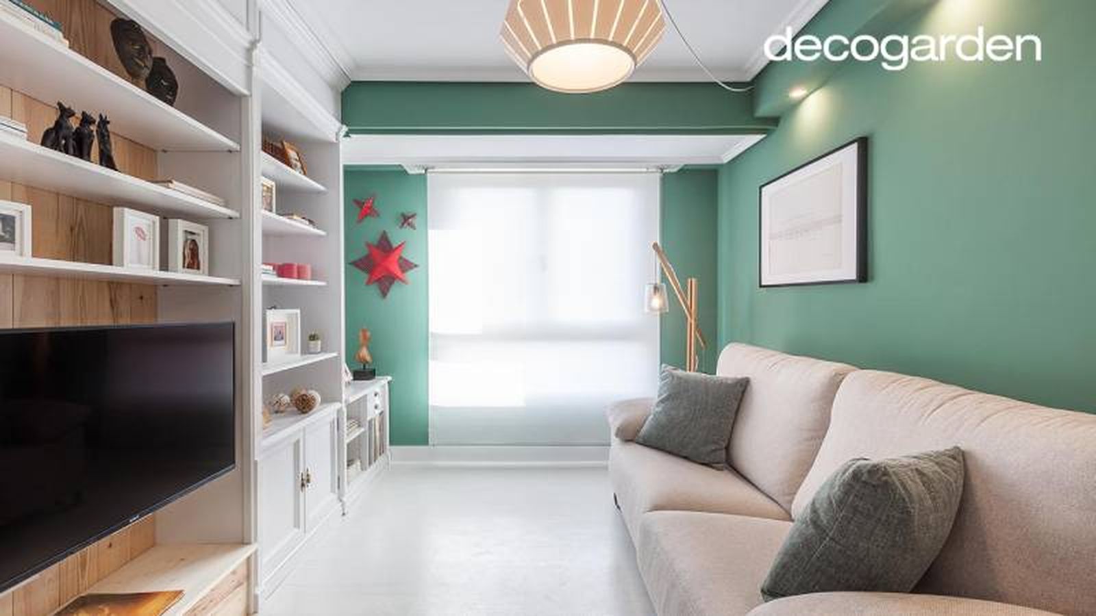 Salón verde y blanco decorado con las estrellas navideñas en la pared. Salón verde y blanco decorado con las estrellas navideñas en la pared.