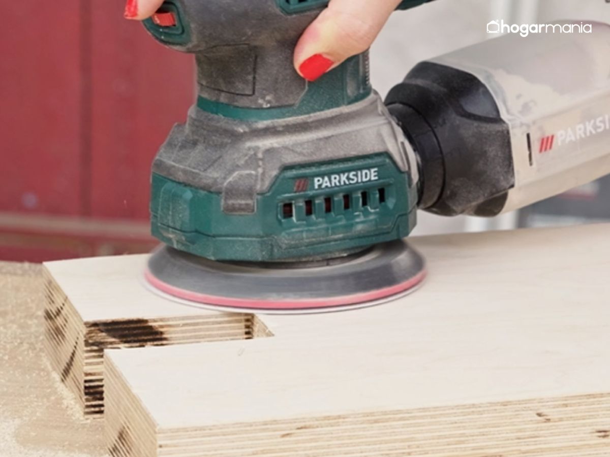 Repasa los cantos con la lijadora para eliminar astillas y suavizar el acabado.