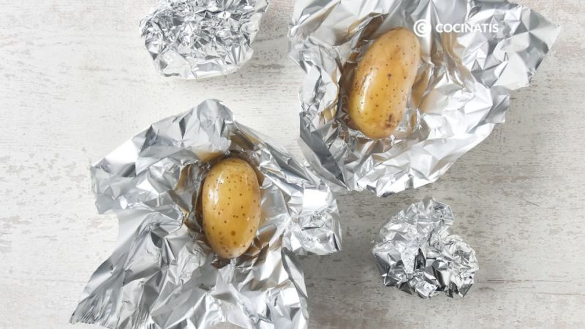 Envolvemos las patatas con papel de aluminio