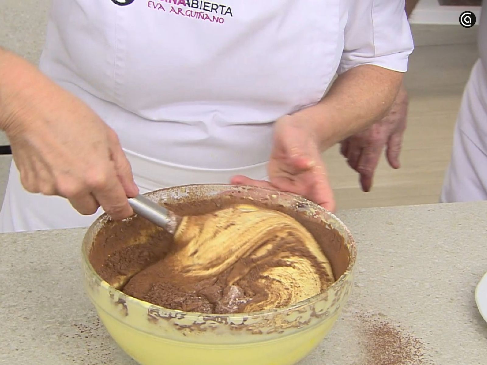 Añade el cacao a la mezcla