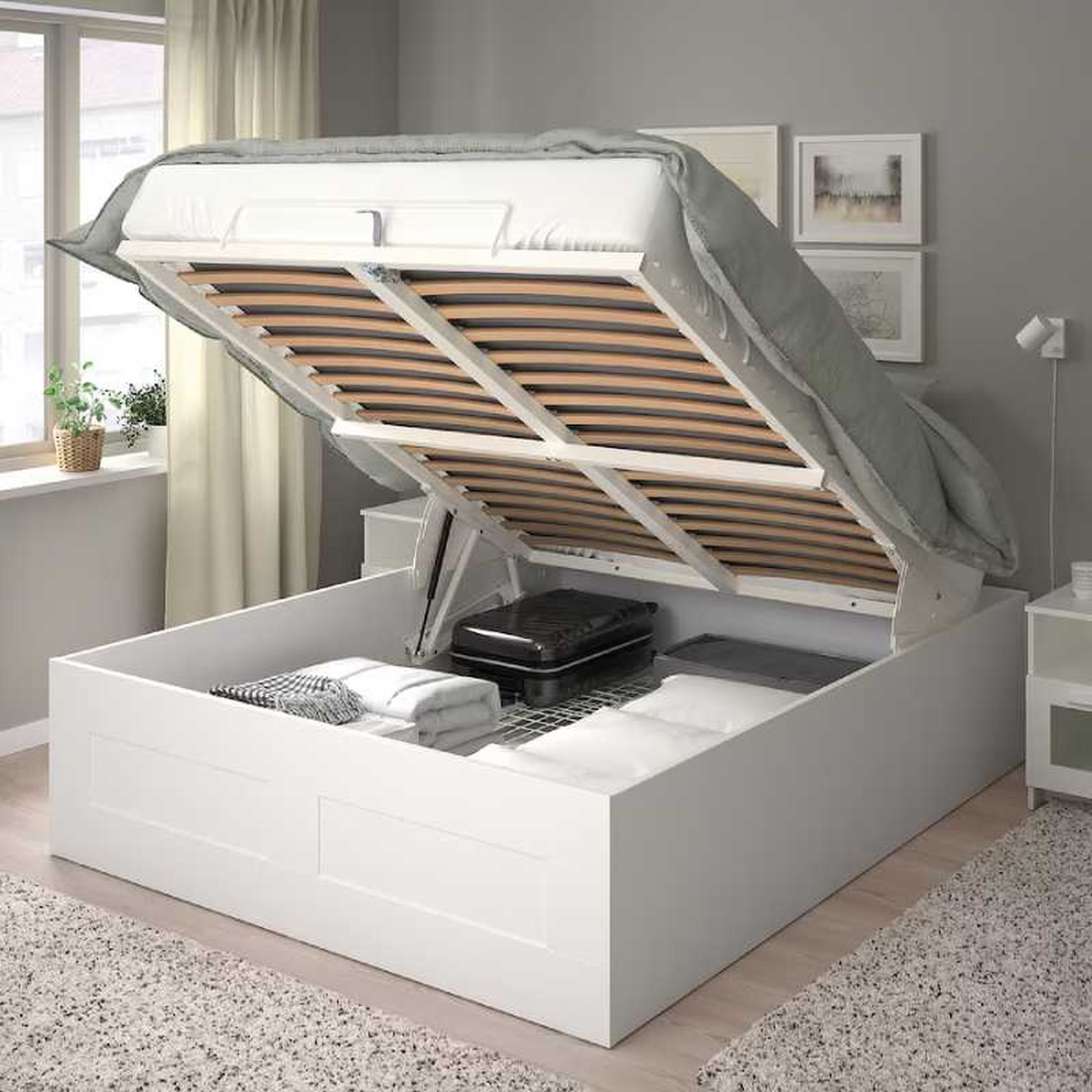 Cama con canapé ordenado.