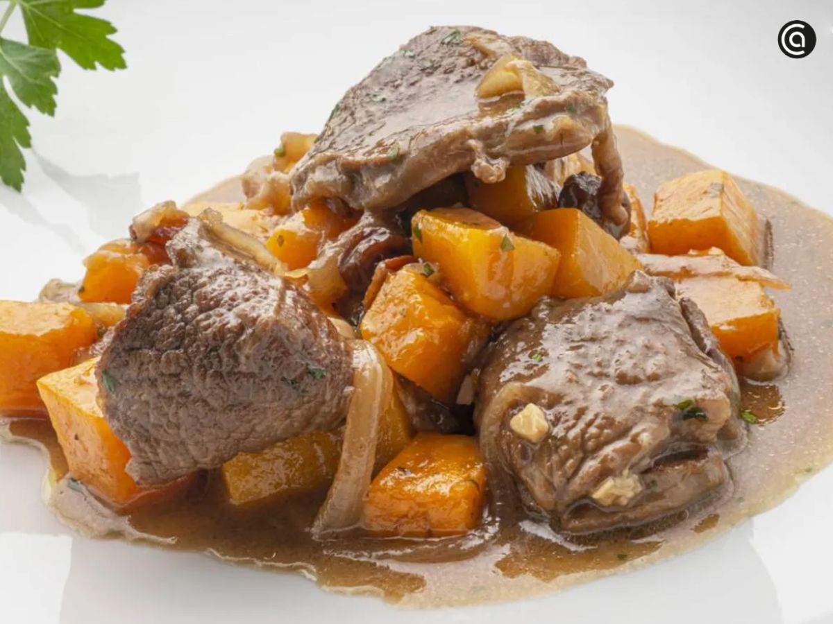 Carne tierna y trozos de calabaza en una salsa que pide pan.