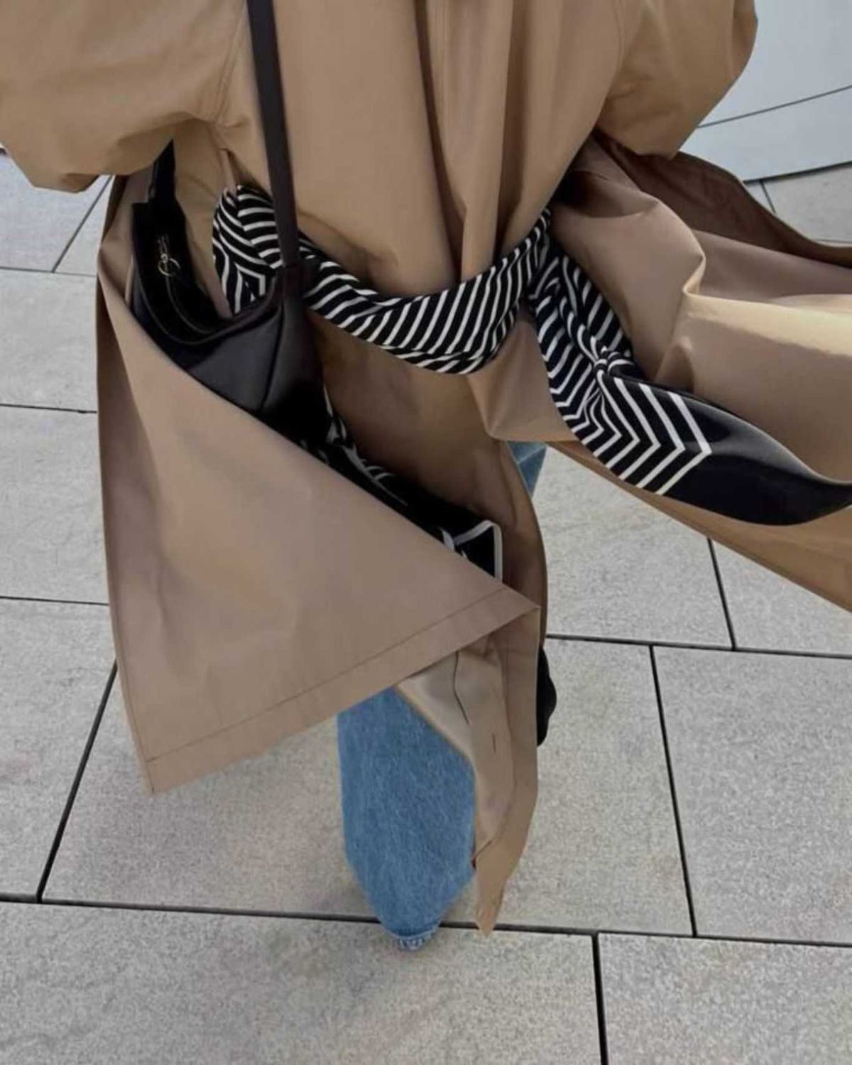 Entallado con pañuelo en la espalda.