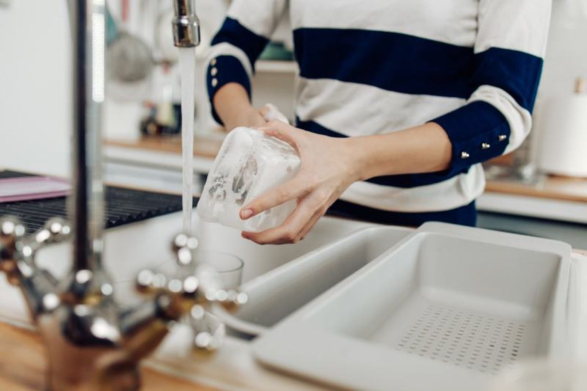 Jabón, agua caliente y papel de cocina serán tus mejores aliados para limpiar los tápers de plástico