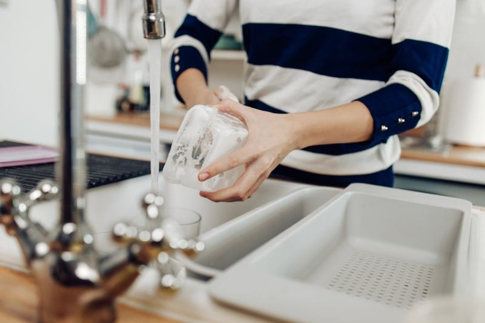 Jabón, agua caliente y papel de cocina serán tus mejores aliados para limpiar los tápers de plástico Jabón, agua caliente y papel de cocina serán tus mejores aliados para limpiar los tápers de plástico
