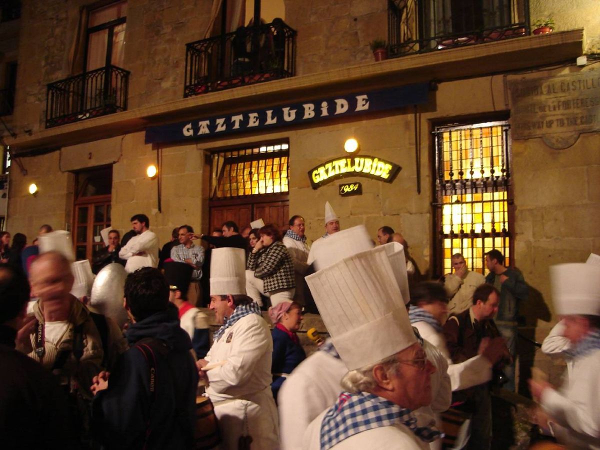 Fachada de la sociedad Gaztelubide durante la Tamborrada de San Sebastián.