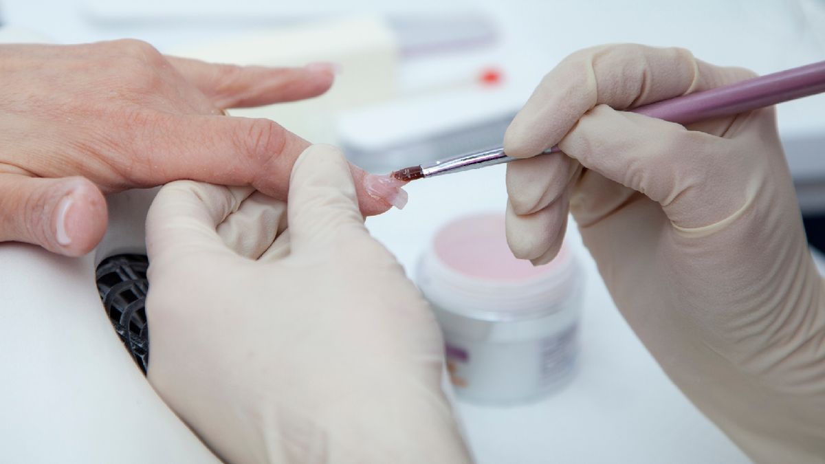 Las uñas de gel tiene un acabado más flexible, suave y brillante