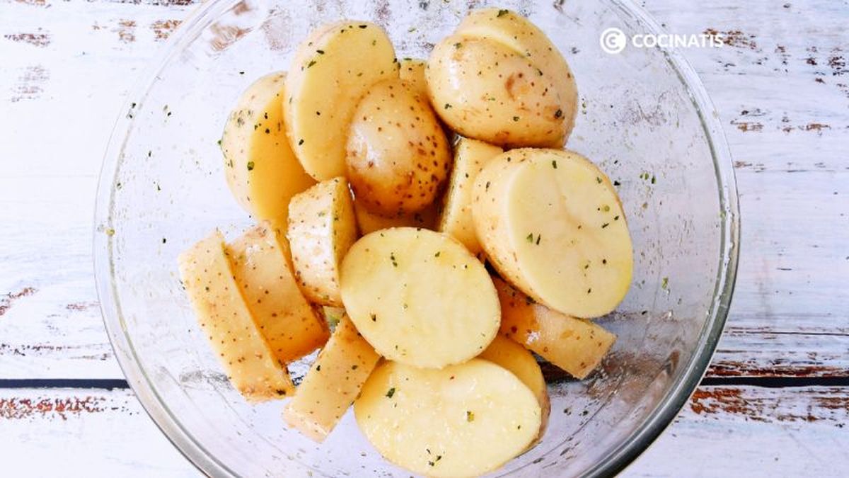 Impregnamos las patatas con el aliño