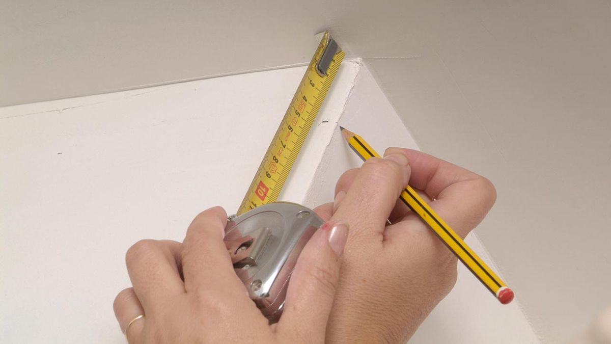 Instalación de cornisa en techo de yeso laminado paso 3