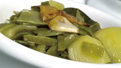 Receta de judías verdes con patatas y su refrito de ajos