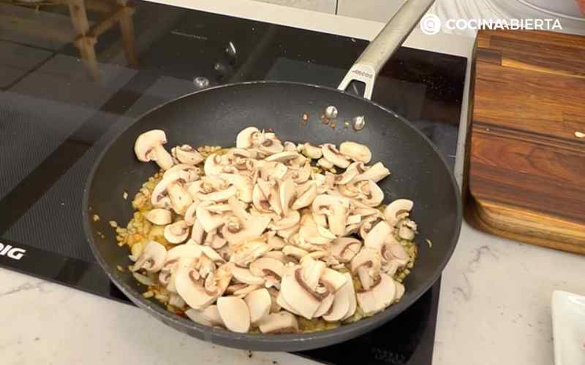 Incorpora los champiñones