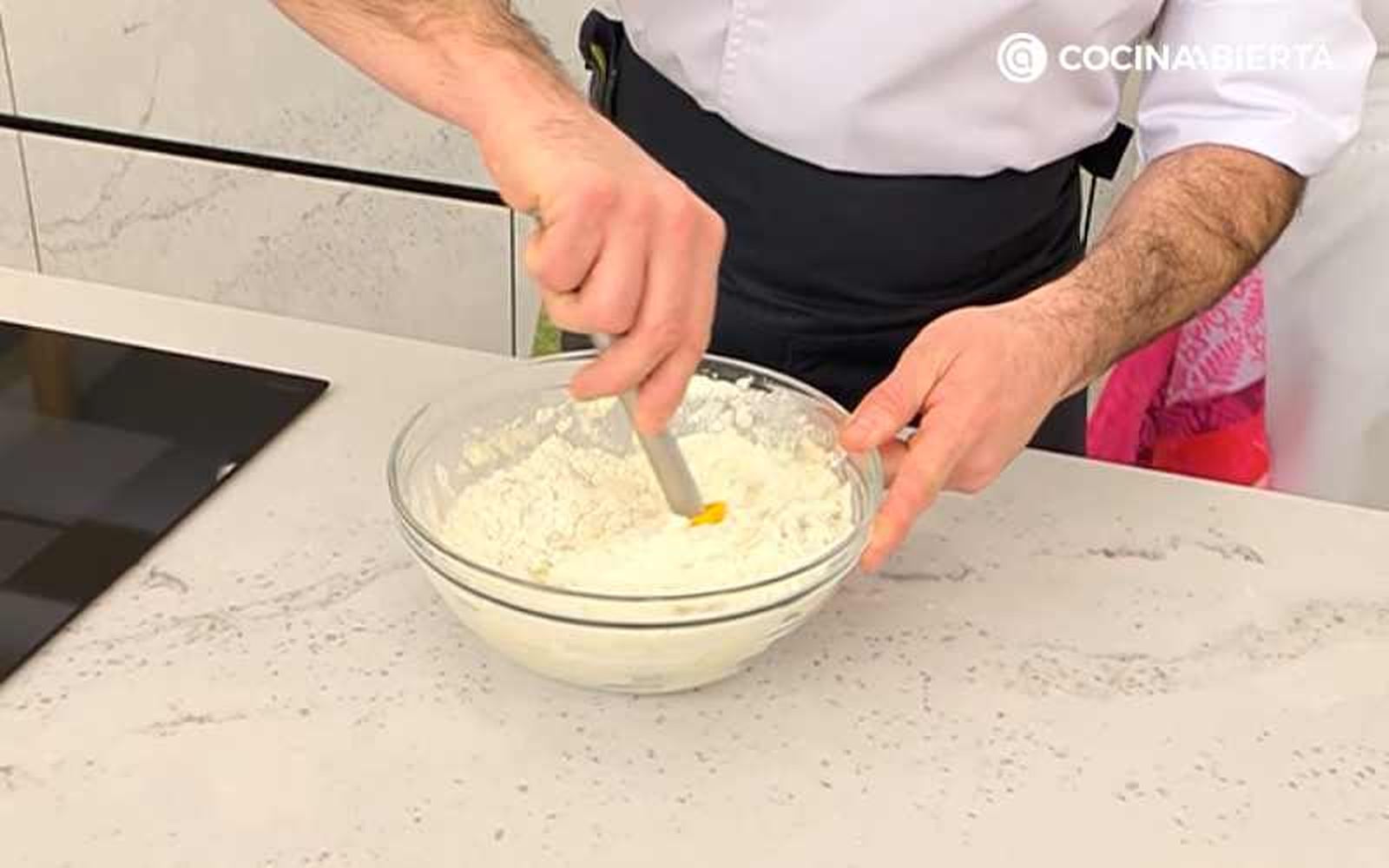 Mezcla los ingredientes para hacer la masa Mezcla los ingredientes para hacer la masa