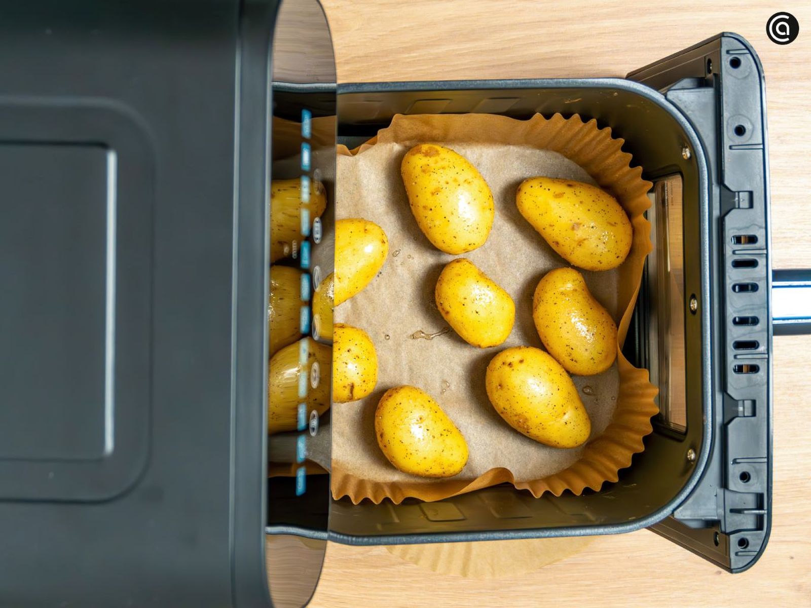 Cocina las patatas en la freidora de aire