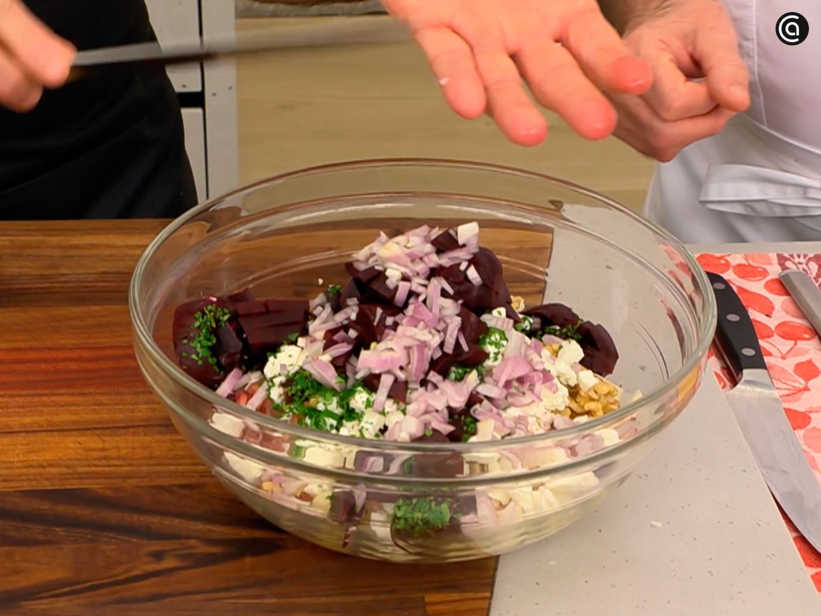 Pon los granos de granada, el queso feta, la remolacha y la chalota cortada en el bol