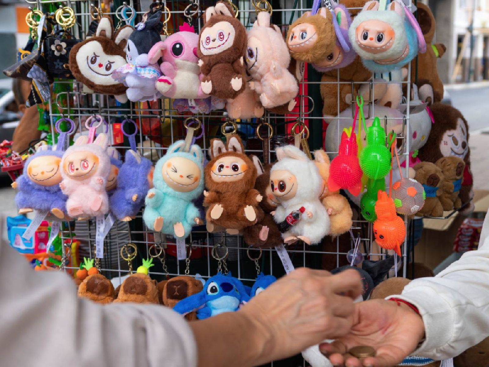 También existen imitaciones de Labubu que llevan el nombre de Lafufu También existen imitaciones de Labubu que llevan el nombre de Lafufu