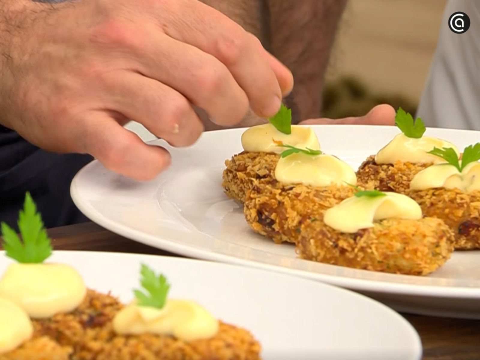 Pon un poco de mayonesa por encima y una hojita de perejil y a disfrutar de este delicioso aperitivo.