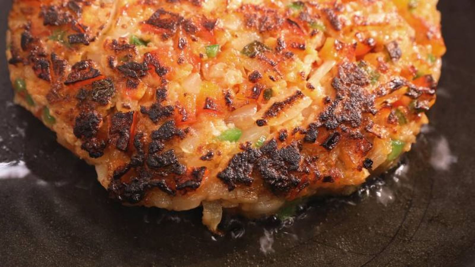 Fríe las hamburguesas veganas en aceite caliente hasta que estén doradas y crujientes por fuera